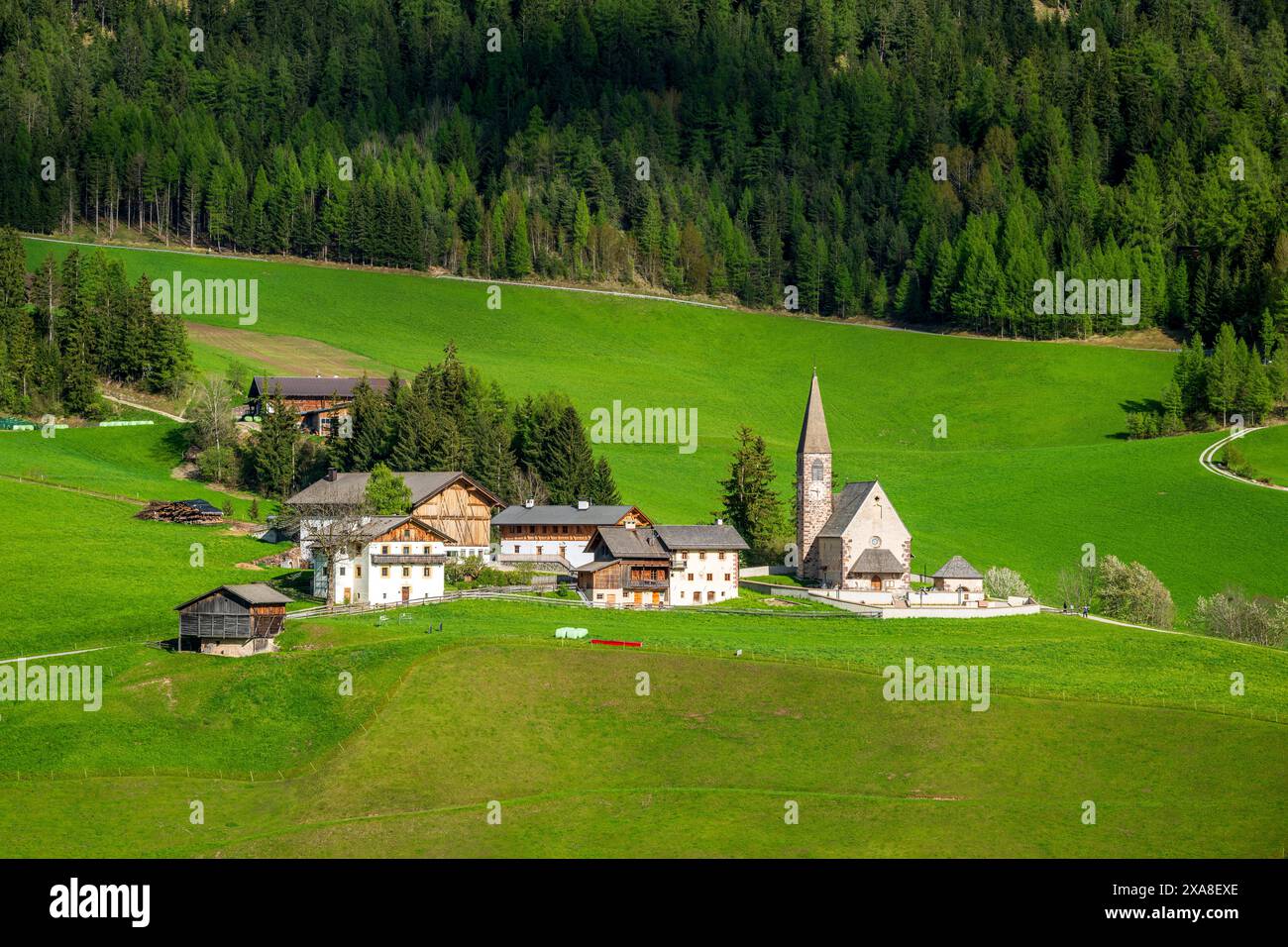 Malerischer Blick auf das Bergdorf St. Magdalena-Santa Maddalena, Dolomiten, Villnoss-Val di Funes, Südtirol-Sudtirol, Italien Stockfoto