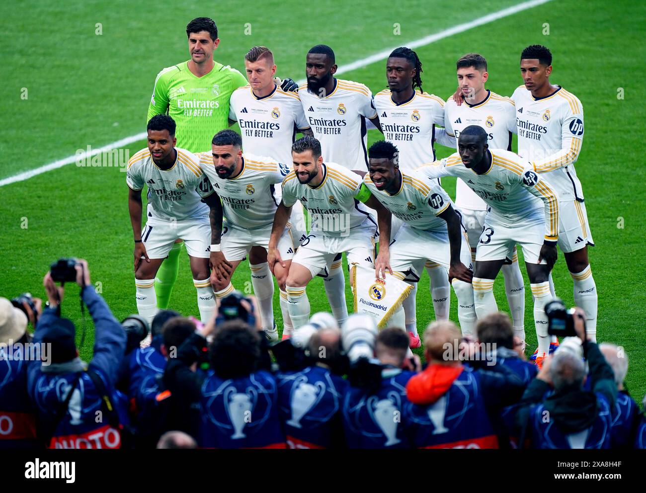 Die Spieler von Real Madrid posieren für ein Mannschaftsfoto auf dem Spielfeld vor dem Finale der UEFA Champions League im Wembley Stadium in London. Bilddatum: Samstag, 1. Juni 2024. Stockfoto