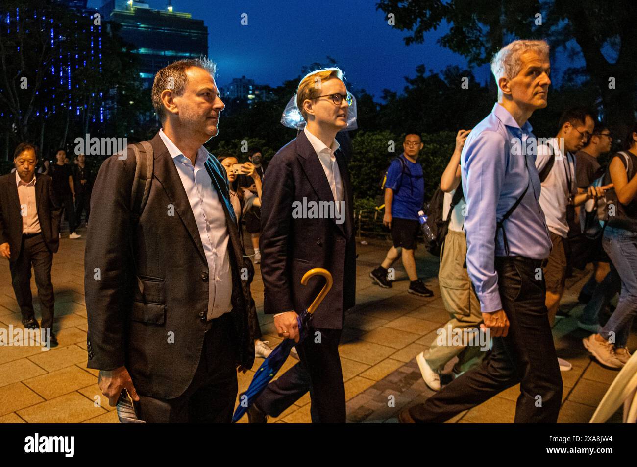 Hongkong, China. Juni 2024. Der deutsche und niederländische Generalkonsul und der stellvertretende Leiter des Büros der Europäischen Union in Hongkong machen einen Spaziergang durch den Victoria Park. Die Polizei war am traditionellen Ort einer Gedenkfeier für diejenigen, die während des Durchgriffs der chinesischen Regierung auf dem Platz des Himmlischen Friedens am 4. Juni 1989 ihr Leben verloren haben, mit voller Kraft unterwegs. Die Polizei verhaftete, durchsuchte und entfernte mehrere Personen, die versuchten, dem Ereignis zu gedenken. (Foto: Ben Marans/SOPA Images/SIPA USA) Credit: SIPA USA/Alamy Live News Stockfoto