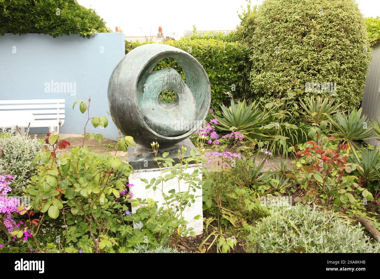 Barbara Hepworth Sculpture Garden 'Sphere with Inner Form' 1963 Bronze, St. Ives, Cornwall, England, Großbritannien, 2024 Stockfoto