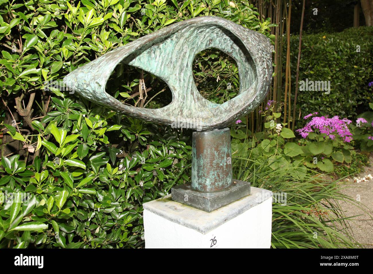 Barbara Hepworth Sculpture Garden 'Patmos' Bronze Form 1963, St. Ives, Cornwall, England, Vereinigtes Königreich, 2024 Stockfoto