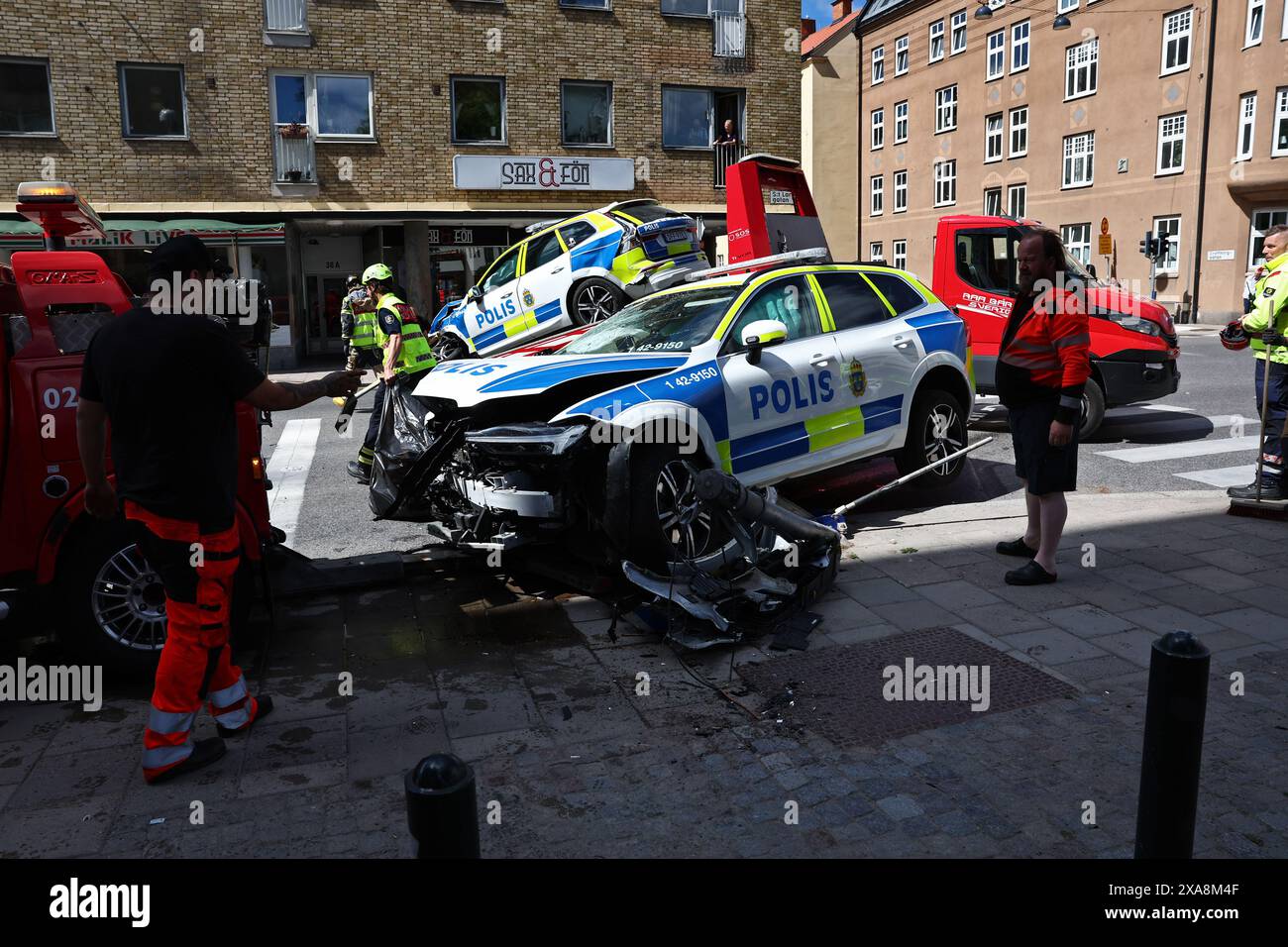 Linköping, Schweden. Juni 2024. Verkehrsunfall mit zwei Polizeiautos und einem Bus in Linköping, Schweden, während Dienstagessen. Quelle: Jeppe Gustafsson/Alamy Live News Stockfoto