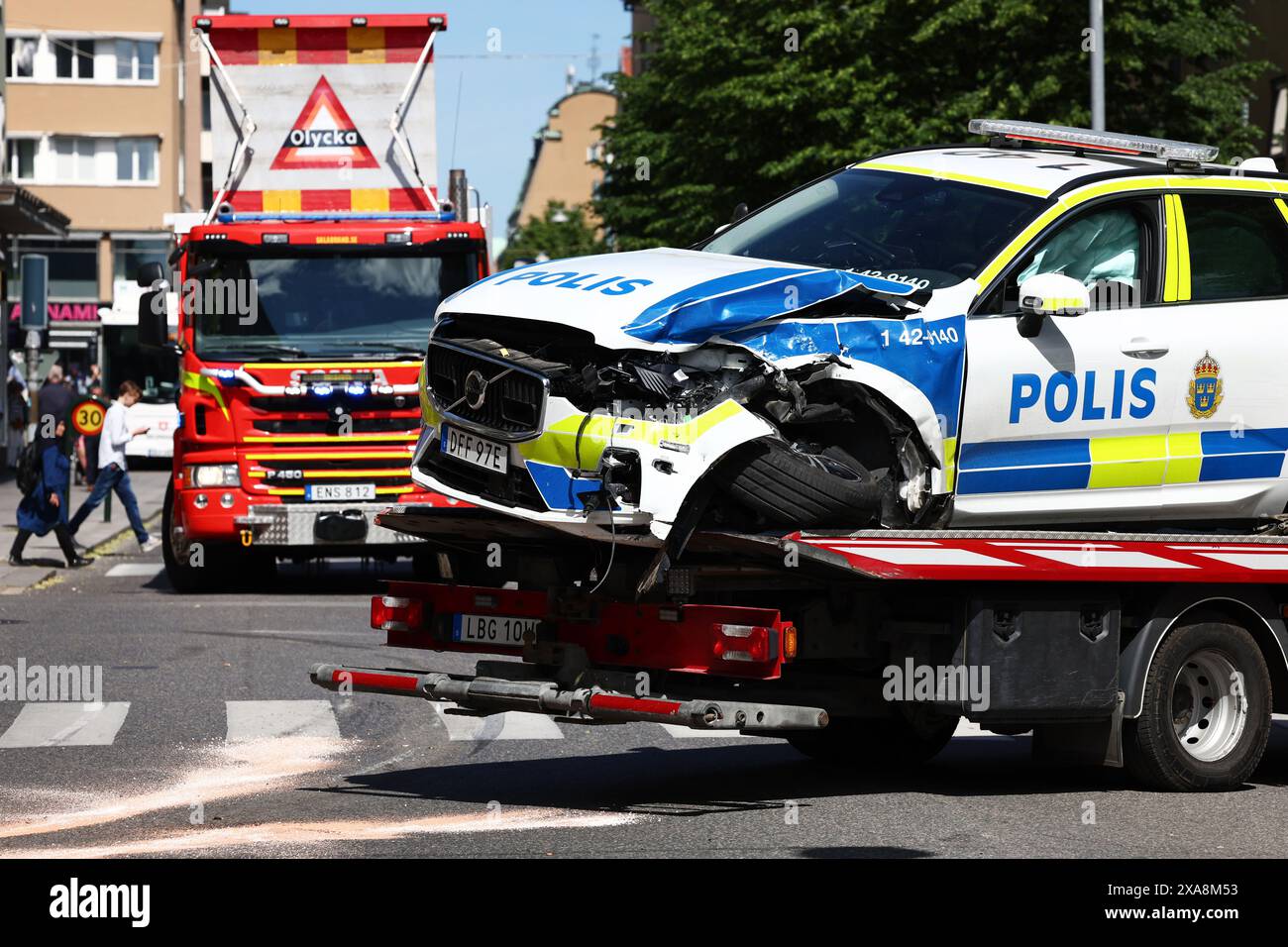 Linköping, Schweden. Juni 2024. Verkehrsunfall mit zwei Polizeiautos und einem Bus in Linköping, Schweden, während Dienstagessen. Quelle: Jeppe Gustafsson/Alamy Live News Stockfoto