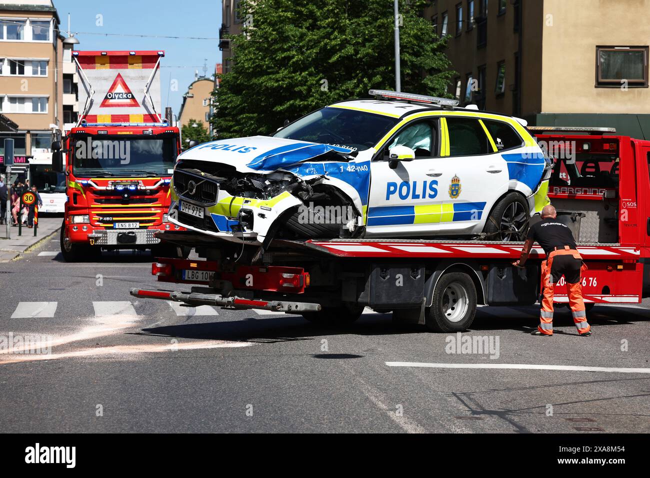 Linköping, Schweden. Juni 2024. Verkehrsunfall mit zwei Polizeiautos und einem Bus in Linköping, Schweden, während Dienstagessen. Quelle: Jeppe Gustafsson/Alamy Live News Stockfoto