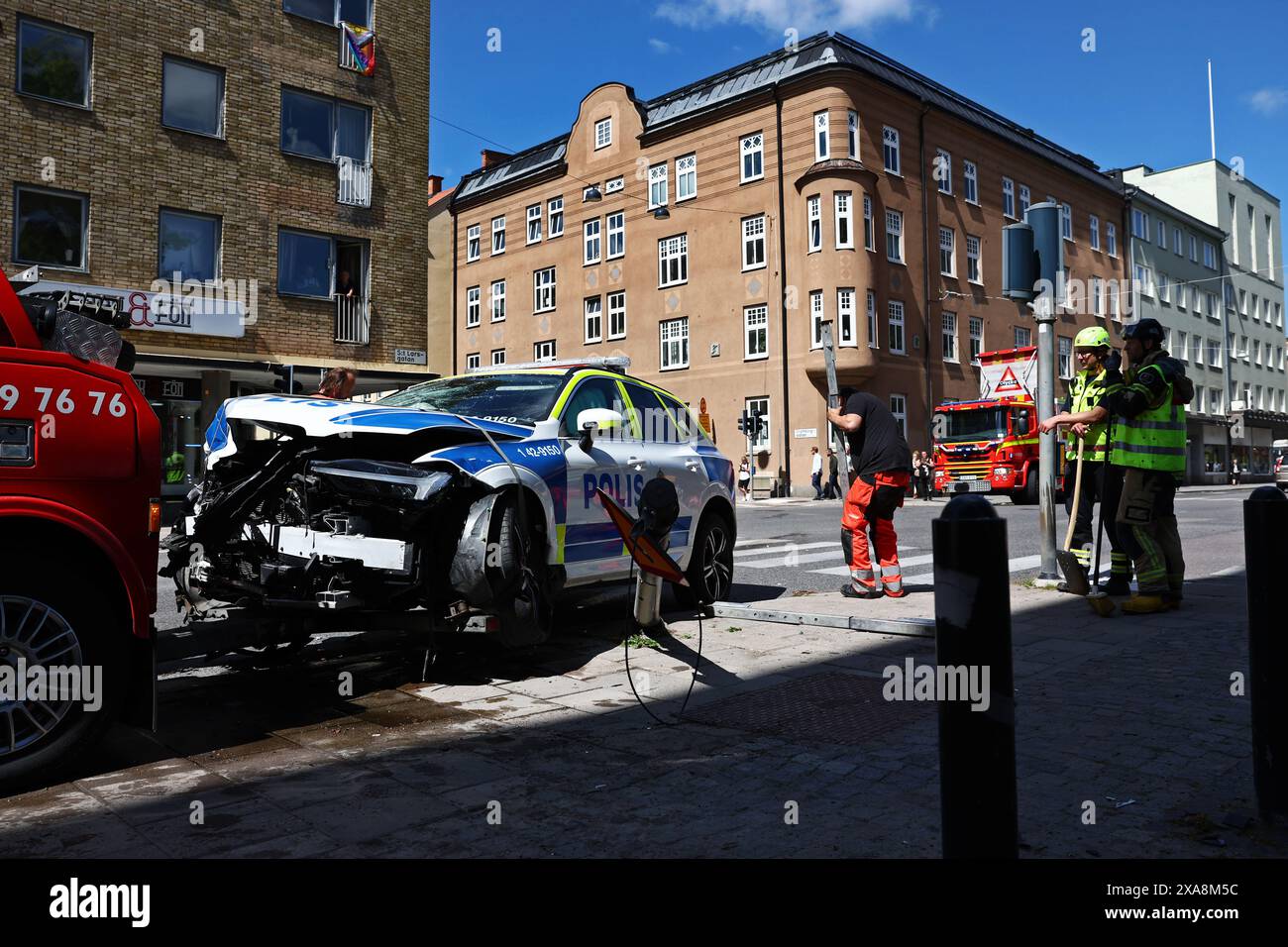 Linköping, Schweden. Juni 2024. Verkehrsunfall mit zwei Polizeiautos und einem Bus in Linköping, Schweden, während Dienstagessen. Quelle: Jeppe Gustafsson/Alamy Live News Stockfoto