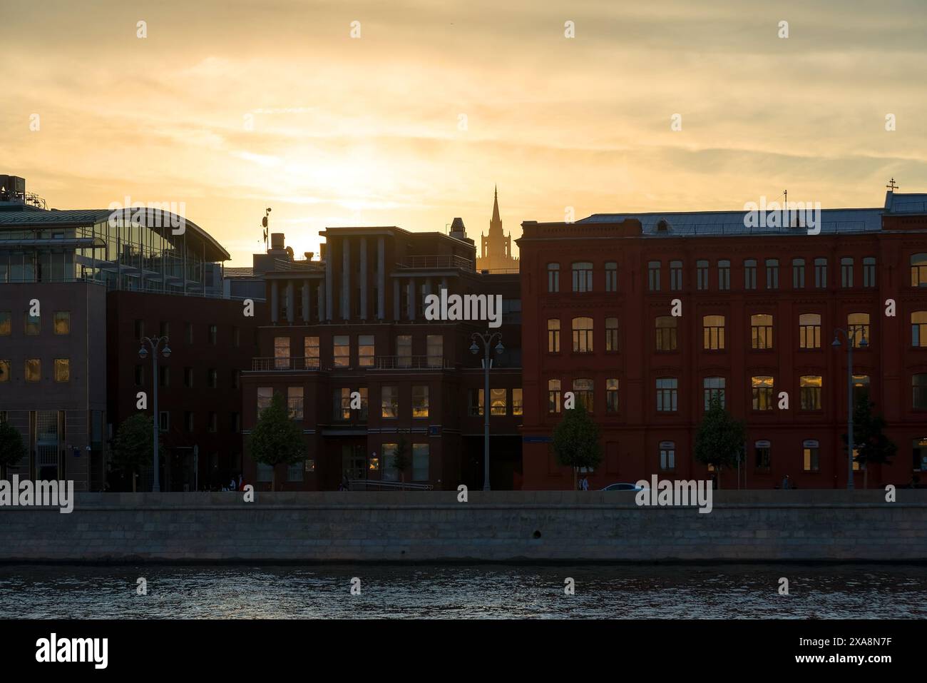 Dunkle Gebäude am Flussufer Stockfoto