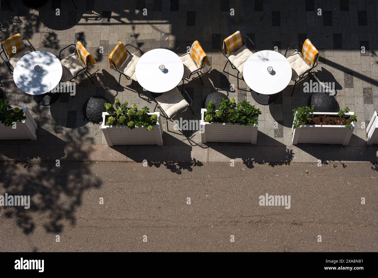 Straßencafé-Tische und -Stühle mit Blick von oben Stockfoto