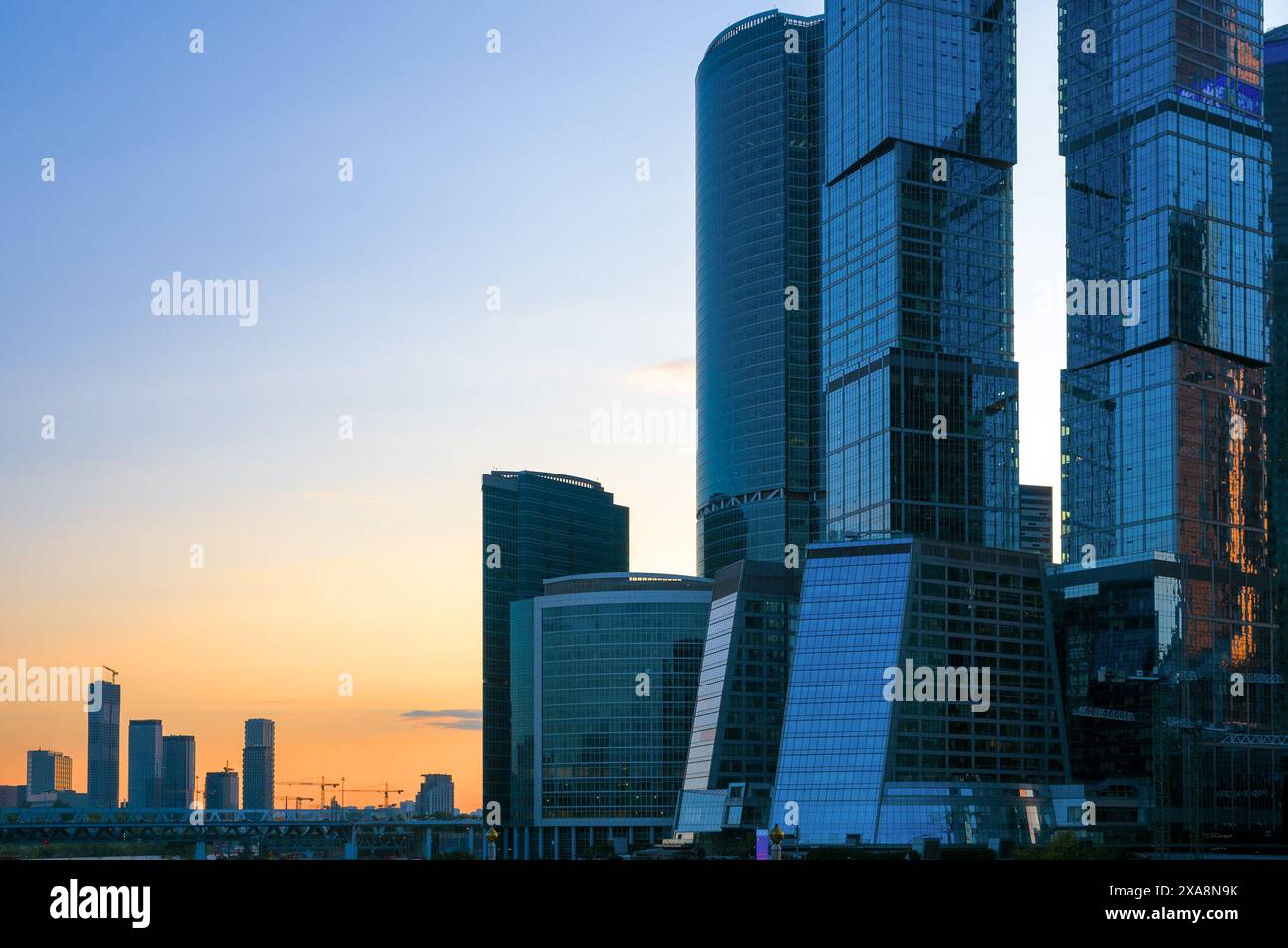 Wolkenkratzer gegen den Abendhimmel Stockfoto