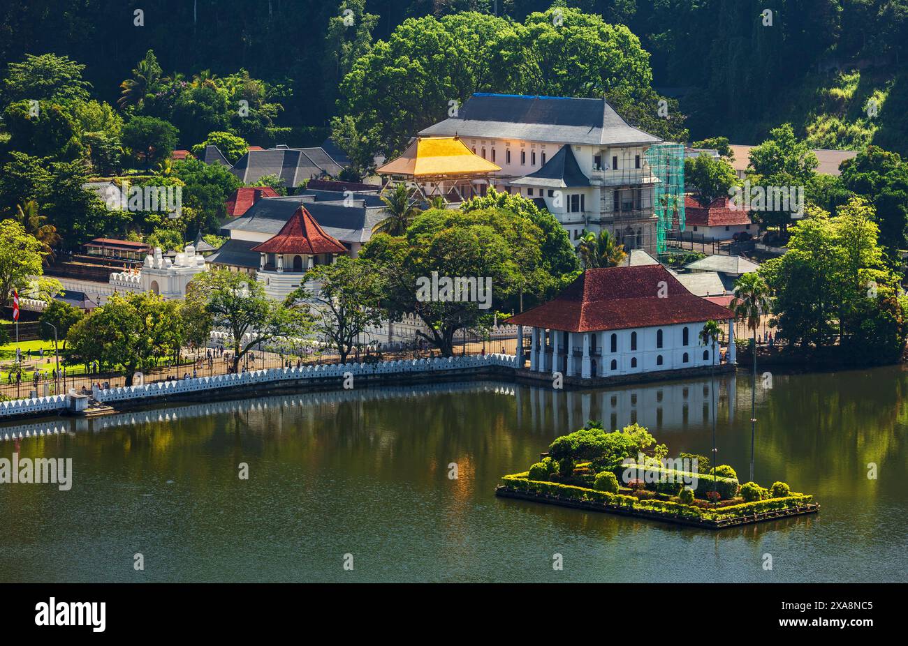 Tempel des Zahns und Kandy Lake, Sri Lanka. Stockfoto