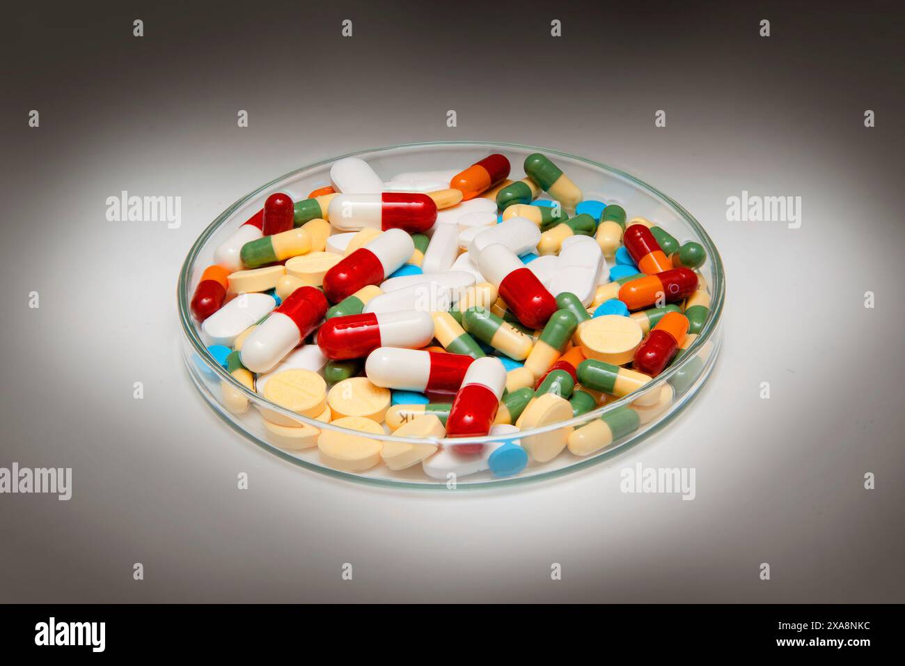 Medikamente, Pillen, Tabletten in einer Petrischale Stockfoto