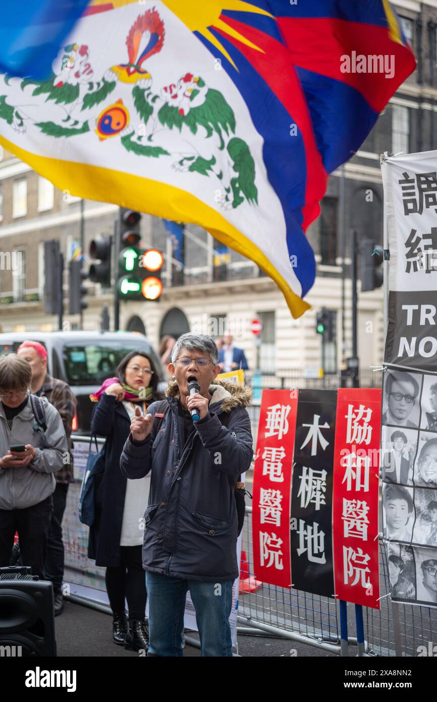 London / Vereinigtes Königreich 04. Juni 2024. Die Mahnwache war geprägt von Reden, die die Ereignisse des 4. Juni 1989 auf dem Platz des Himmlischen Friedens berichteten, als Truppen das Feuer auf Studenten und Arbeiter eröffneten, die friedlich pro-demokratische Reformen forderten und möglicherweise Tausende töteten. Es gab nie eine offizielle Zahl von Todesopfern. Aubrey Fagon/Alamy Live News Stockfoto