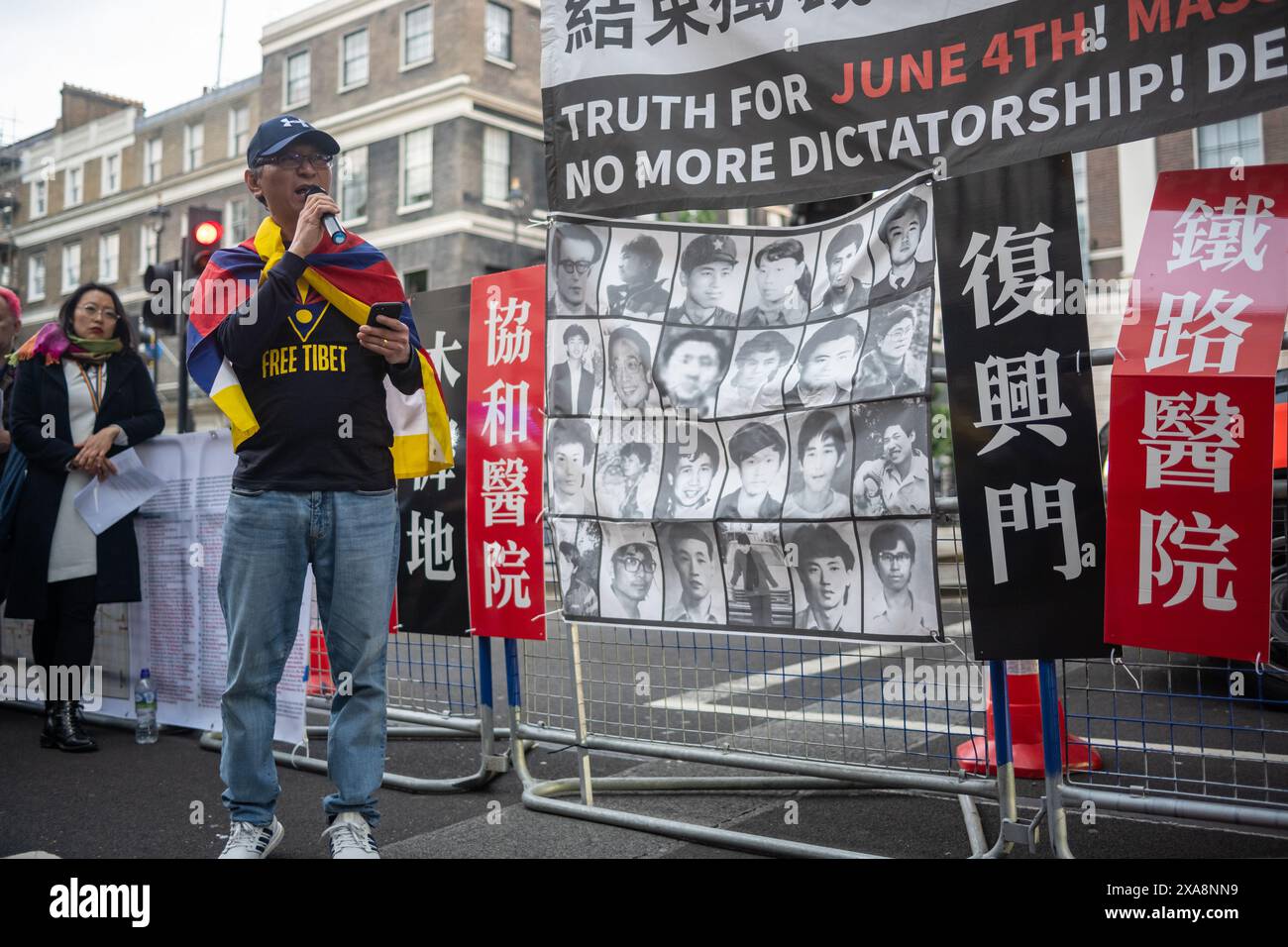 London / Vereinigtes Königreich 04. Juni 2024. Die Mahnwache war geprägt von Reden, die die Ereignisse des 4. Juni 1989 auf dem Platz des Himmlischen Friedens berichteten, als Truppen das Feuer auf Studenten und Arbeiter eröffneten, die friedlich pro-demokratische Reformen forderten und möglicherweise Tausende töteten. Es gab nie eine offizielle Zahl von Todesopfern. Aubrey Fagon/Alamy Live News Stockfoto