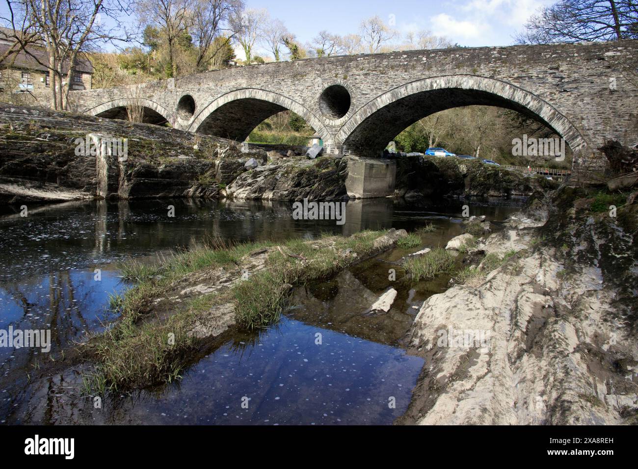 Die Cenarth Bridge ist eine einspurige Brücke über den Teifi, die 1785 von David Edwards gebaut wurde. Stockfoto