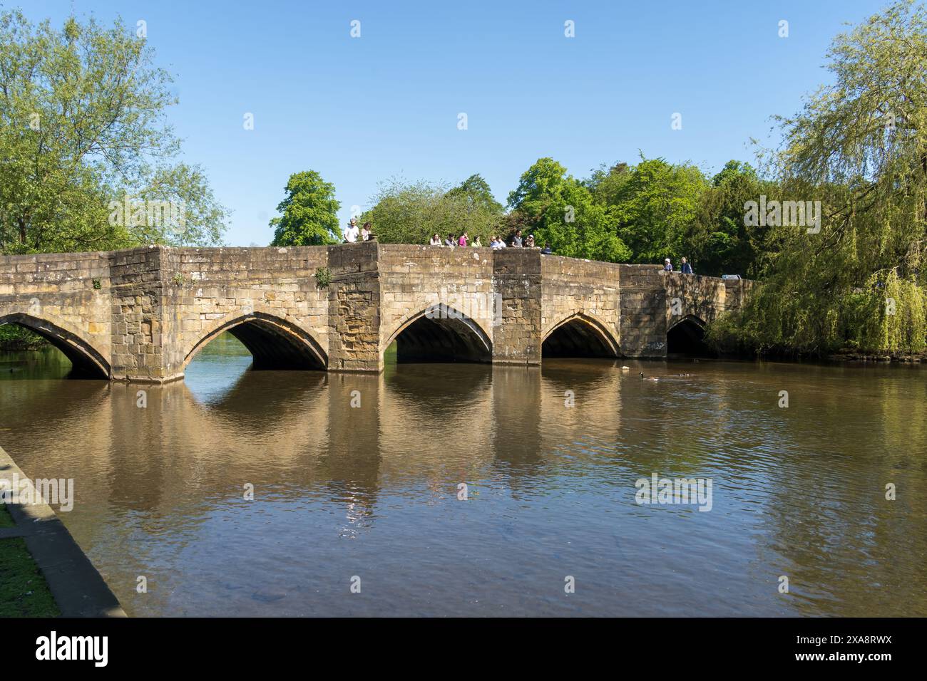 BAKEWELL, DERBYSHIRE, GROSSBRITANNIEN, 19. MAI. Alte Steinbrücke über den River Wye in Bakewell, Derbyshire am 19. Mai 2024. Nicht identifizierte Personen Stockfoto