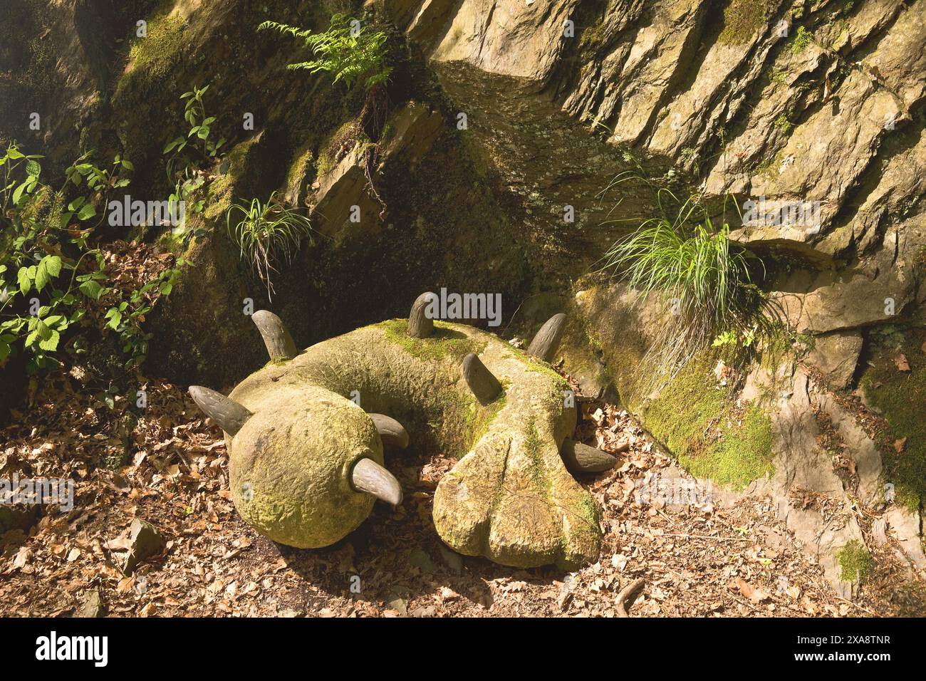 Schlafende Kreaturen im Münchner Brückenpark, Deutschland, Nordrhein-Westfalen, Solingen Stockfoto