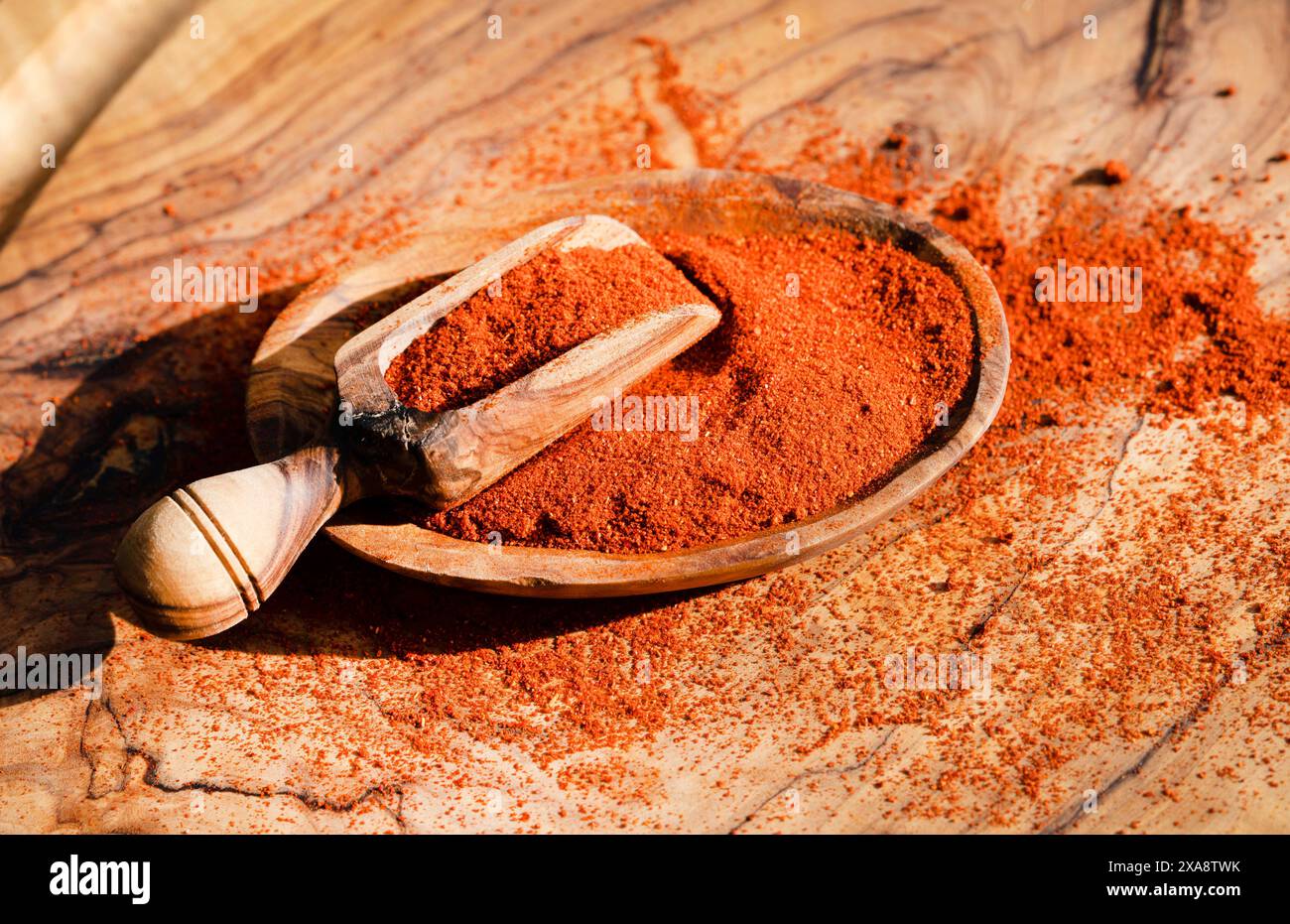 Paprikapulver auf einer Holzschaufel Stockfoto
