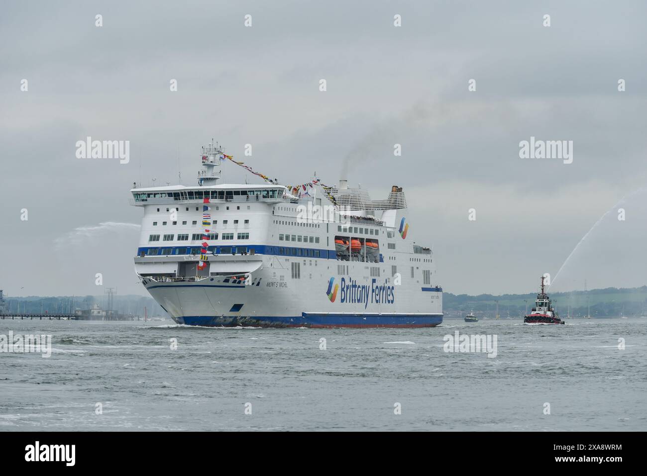 Die Bretagne Fähren Mont St Michel verlassen den Hafen von Portsmouth und bringen Veteranen des D-Tages und ihre Familien in die Normandie. Juni 2024. Stockfoto