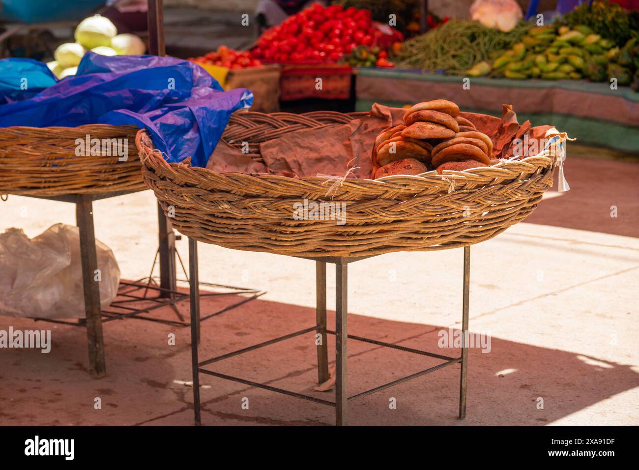 Traditioneller Brotstand in Cochabamba Bolivien, der arani-Brot verkauft, typisches Brot aus einer Region Boliviens. Stockfoto