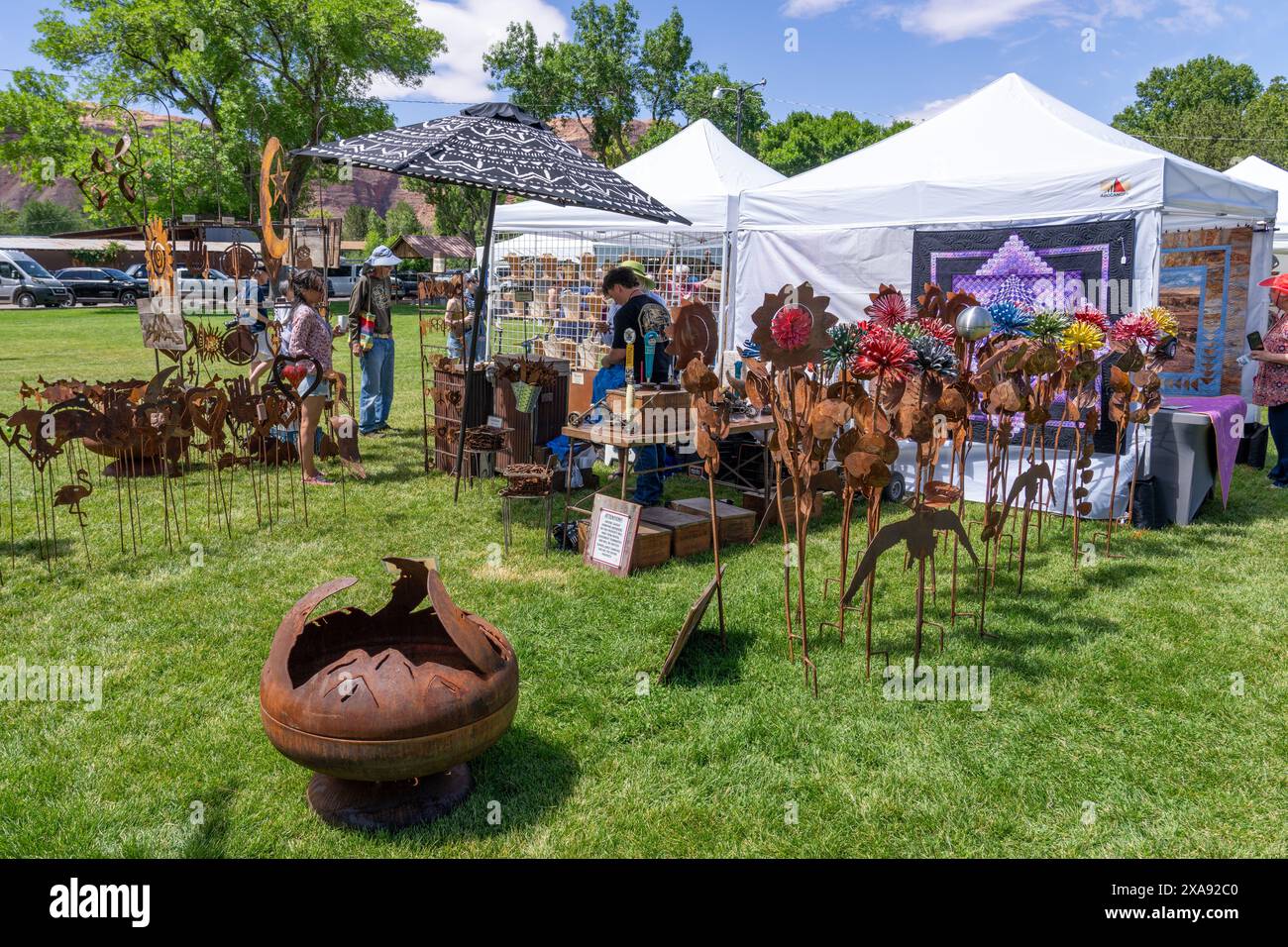 Eine Ausstellung skurriler Metallkunstwerke zum Verkauf beim jährlichen Moab Arts Festival in Moab, Utah. Stockfoto