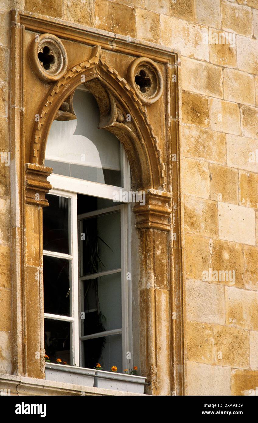 Fenster aus Kalkstein, Hvar, Kroatien Stockfoto
