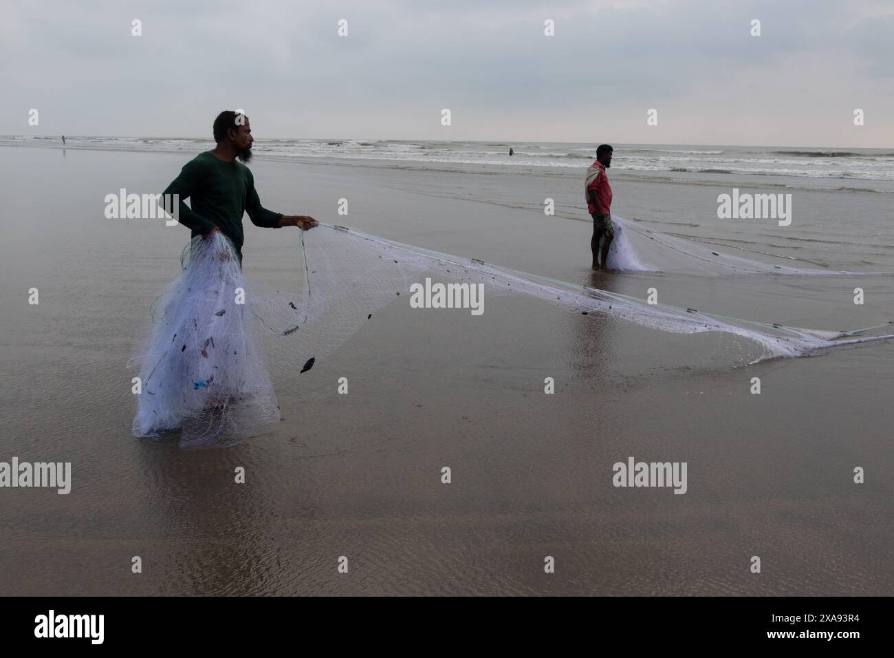 5. Juni 2024, Cox's Bazar, Chittagong, Bangladesch: Fischer fangen Fische mit Fischernetzen am Cox's Bazar Sea Beach, Bangladesch. Der Lebensunterhalt der Fischer hängt hier weitgehend von der Fischerei ab. Cox's Bazar, der längste natürliche Meeresstrand der Welt, erstreckt sich über 120 km entlang der Südostküste Bangladeschs. Berühmt für seinen goldenen Sand, die pulsierenden Sonnenuntergänge und die sanfte Brandung, zieht es jährlich Millionen von Touristen an. (Kreditbild: © Joy Saha/ZUMA Press Wire) NUR REDAKTIONELLE VERWENDUNG! Nicht für kommerzielle ZWECKE! Stockfoto