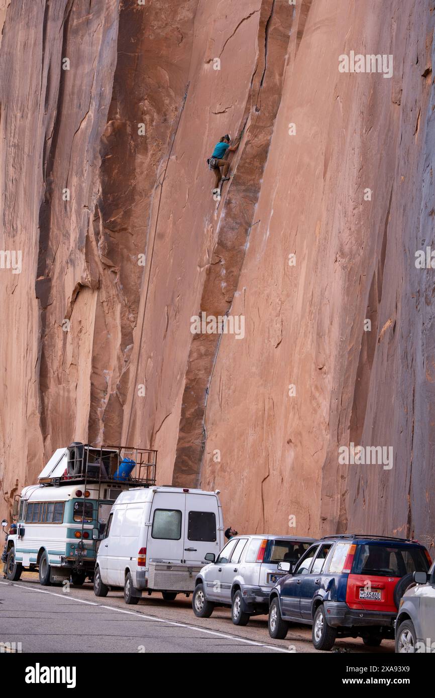 Ein Lead Climber Crack klettert an der Wall Street in der Nähe von Moab, Utah. Stockfoto