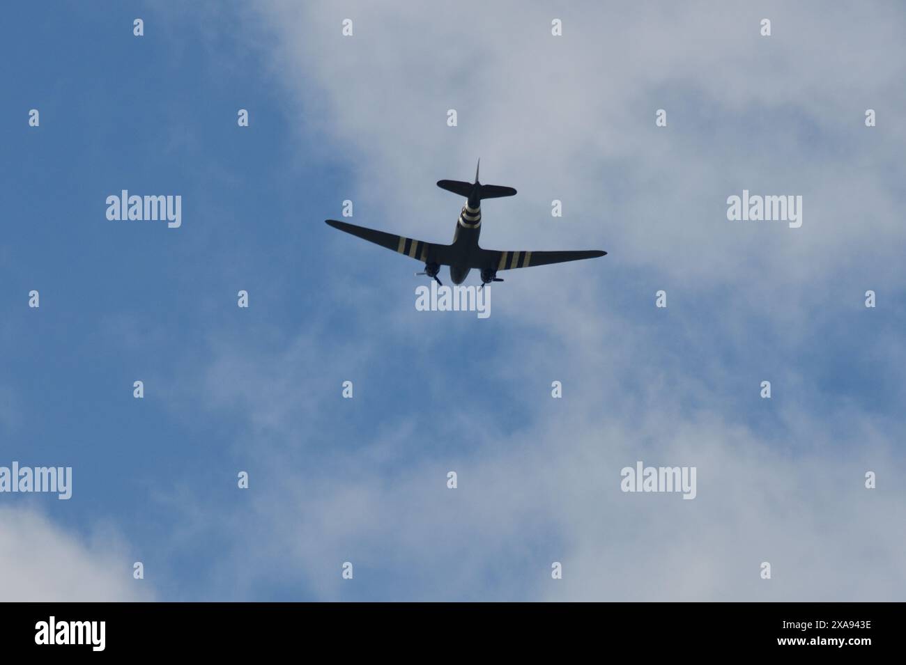 Dakota C47 fliegt über Chard, auf dem Weg zu Raf Upottery für D-Day Feiern, wenn sie heute Abend mit Fallschirmjägern für die Normandie Frankreich fliegen. 06/2024 dieses Foto wurde über Chard Somerset England uk aufgenommen. Quelle: Melvin Green / Alamy Live News. Stockfoto