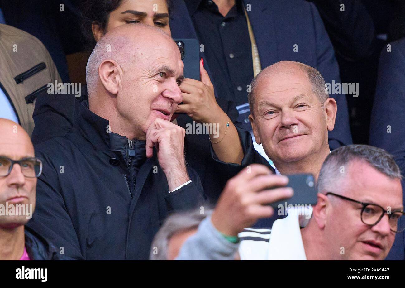 OLAF Scholz, Bundeskanzler Deutschland, (SPD) Bernd Neuendorf, DFB-Präsident Deutscher Fußball, im Freundschaftsspiel DEUTSCHLAND - UKRAINE 0-0 DEUTSCHLAND - UKRAINE in Vorbereitung auf die Europameisterschaft 2024 am 3. Juni 2024 in Nürnberg. Fotograf: ddp Images/STAR-Images Credit: ddp Media GmbH/Alamy Live News Stockfoto