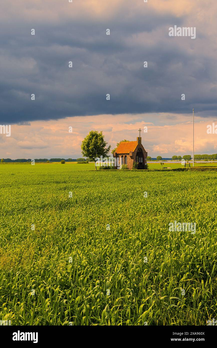 Ein Bild des 2. Weltkriegs-Denkmals „unsere Lieben Frau von der blühenden Betuwe“ in Bemmel (Gemeinde Lingewaard), Niederlande, eine Maria-Kapelle Bu Stockfoto