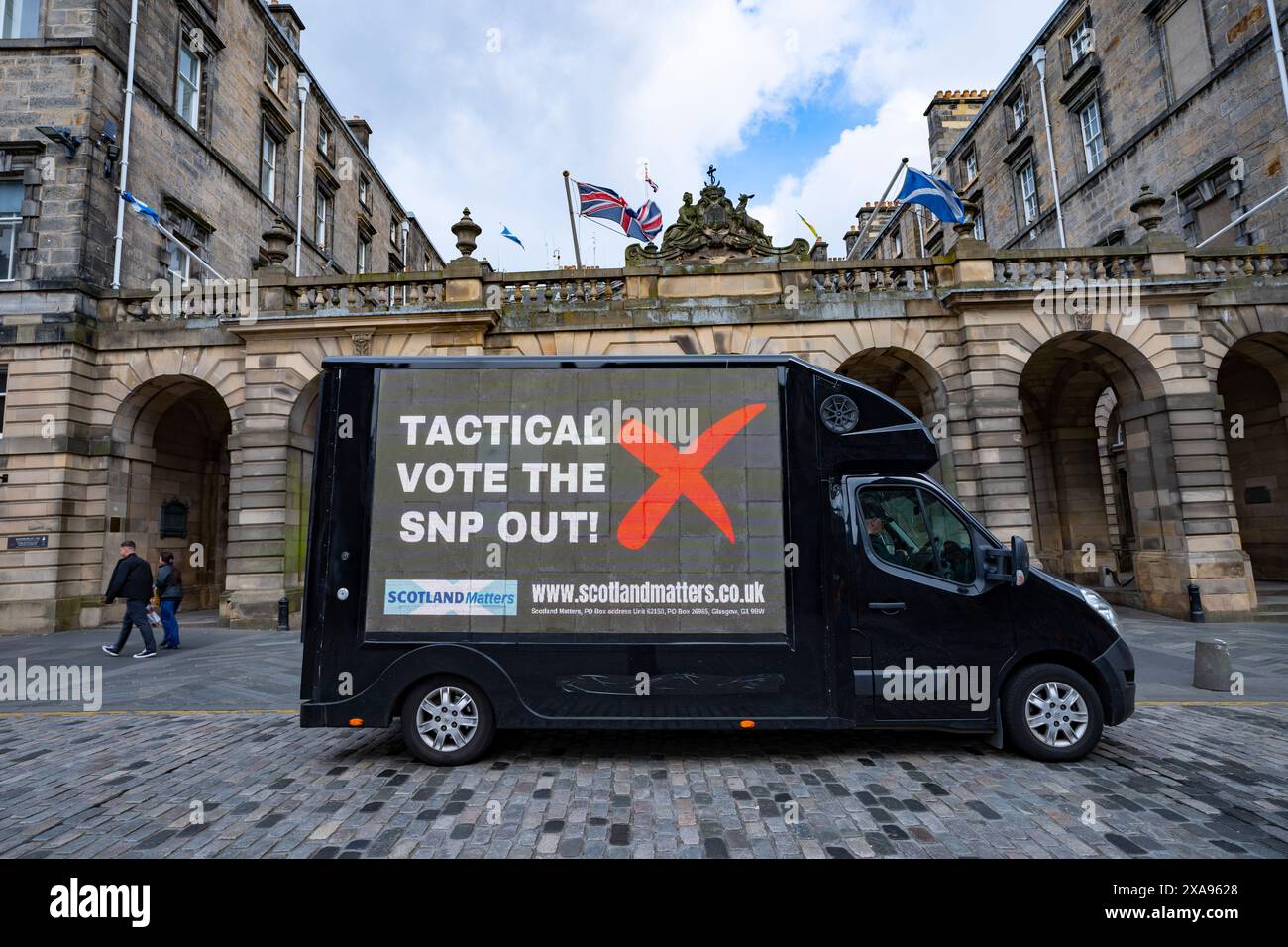 Edinburgh, Schottland, Großbritannien. Juni 2024. Ein Advan, der Anti-SNP und protaktische Abstimmungen zeigt, wird heute durch Edinburgh Touristenattraktionen und vor Bute House gefahren. Die politischen Anzeigen wurden von der nicht-Partei-Pro-UK-Gruppe Scotland Matters gesponsert. Iain Masterton/Alamy Live News Stockfoto