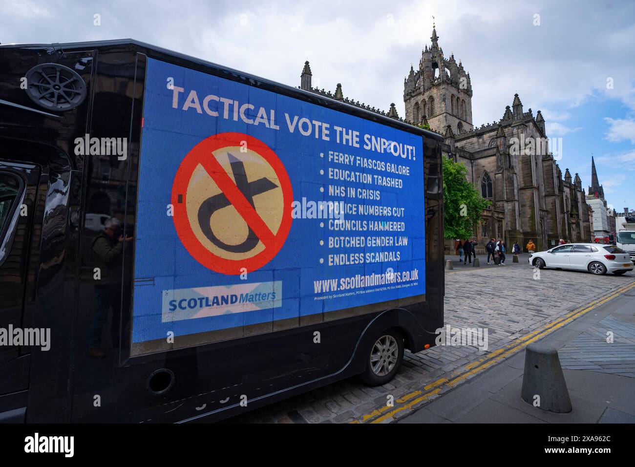 Edinburgh, Schottland, Großbritannien. Juni 2024. Ein Advan, der Anti-SNP und protaktische Abstimmungen zeigt, wird heute durch Edinburgh Touristenattraktionen und vor Bute House gefahren. Die politischen Anzeigen wurden von der nicht-Partei-Pro-UK-Gruppe Scotland Matters gesponsert. Iain Masterton/Alamy Live News Stockfoto