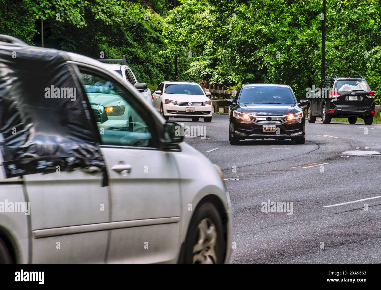 Der Verkehr bewegt sich in einer Kurve Stockfoto