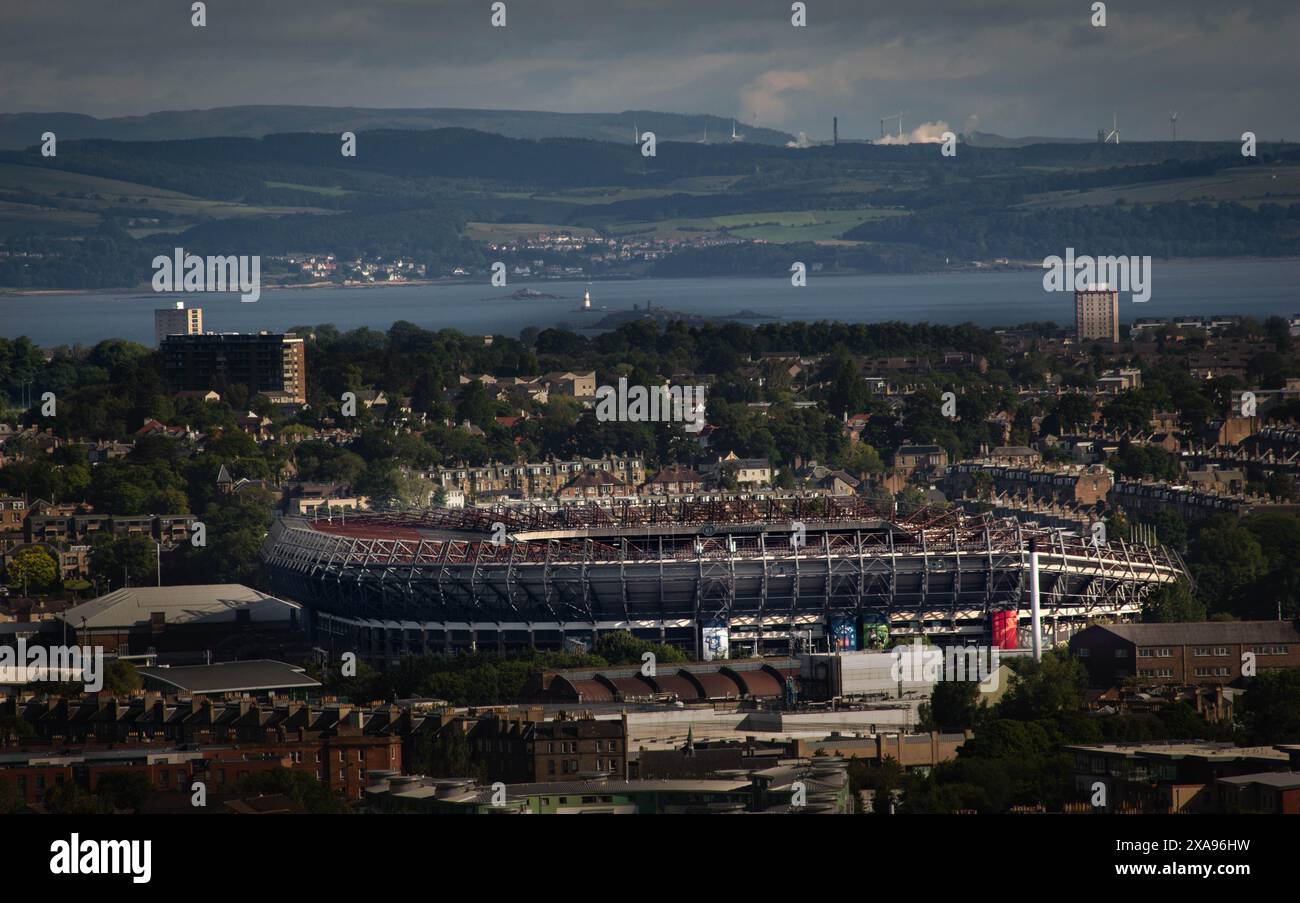 Edinburgh, Schottland, Großbritannien; 20.06.2020: Blick mit dem Murrayfield Stadium im Vordergrund und dem Firth of Forth und der Küste von Fife im Hintergrund Stockfoto