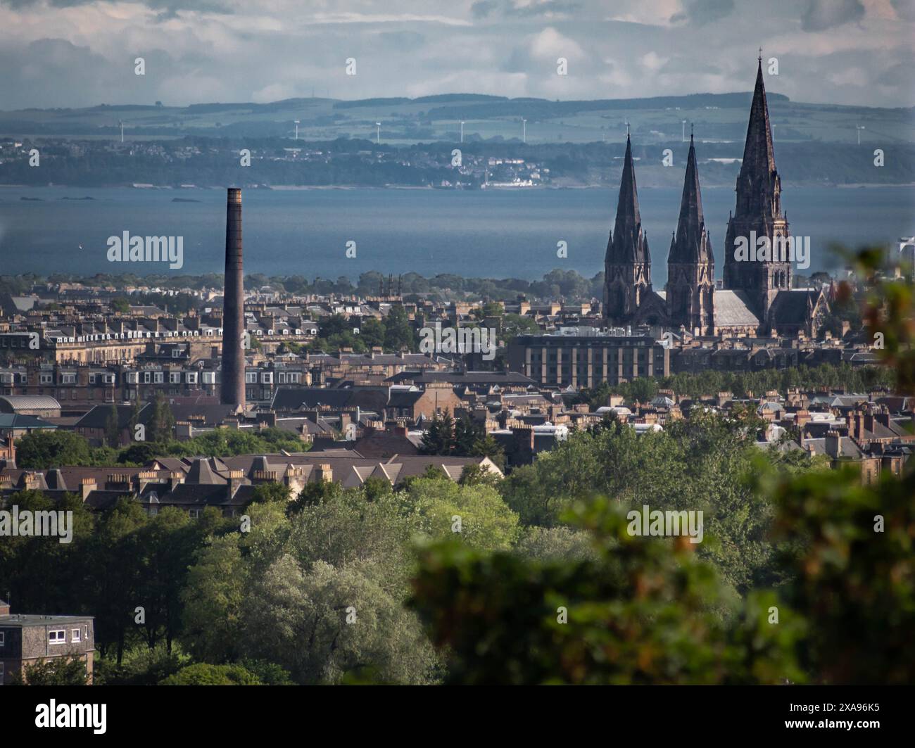 Edinburgh, Schottland, Großbritannien; 20.06.2020: Blick auf die St Mary’s Episcopal Cathedral, mit Häusern und Bäumen im Vordergrund und Forth und Fife im Hintergrund Stockfoto