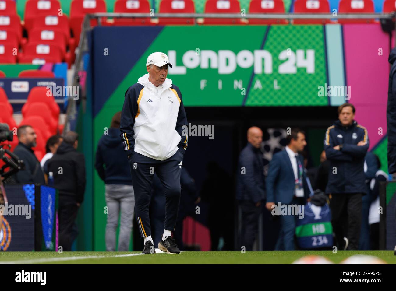 Carlo Ancelotti (Real Madrid) wurde während des offiziellen Trainings vor dem Endspiel der UEFA Champions League 2024 zwischen Borussia Dortmund und Real Madrid im Wembley Stadium gesehen. (Foto: Maciej Rogowski / SOPA Images/SIPA USA) Stockfoto