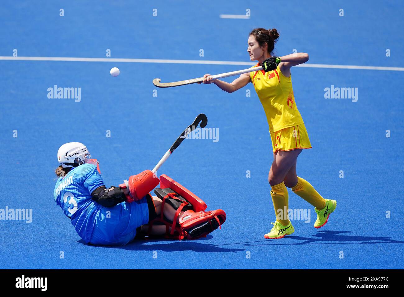 Die britische Amy Tennant (links) und die chinesische Chen Yang kämpfen um den Ball während des Spiels der FIH Hockey Pro League im Lee Valley Hockey and Tennis Centre in London. Bilddatum: Mittwoch, 5. Juni 2024. Stockfoto