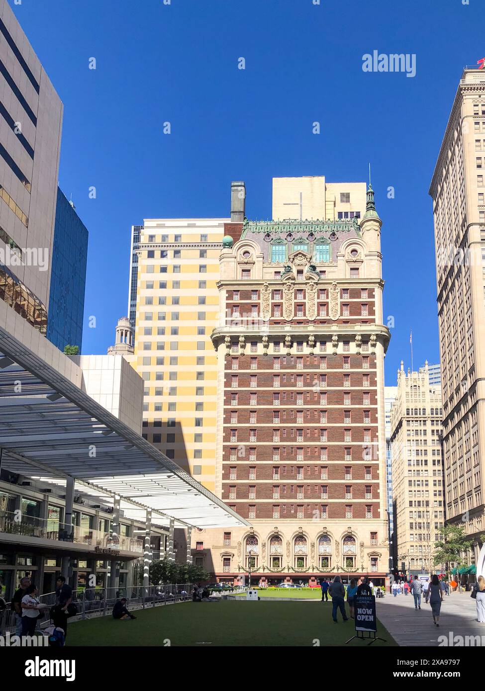 Dallas, USA - 11. November 2023: Blick auf die Innenstadt von Dallas auf moderne und historische Gebäude mit Menschen im Discovery District Downtown von ATT. Stockfoto