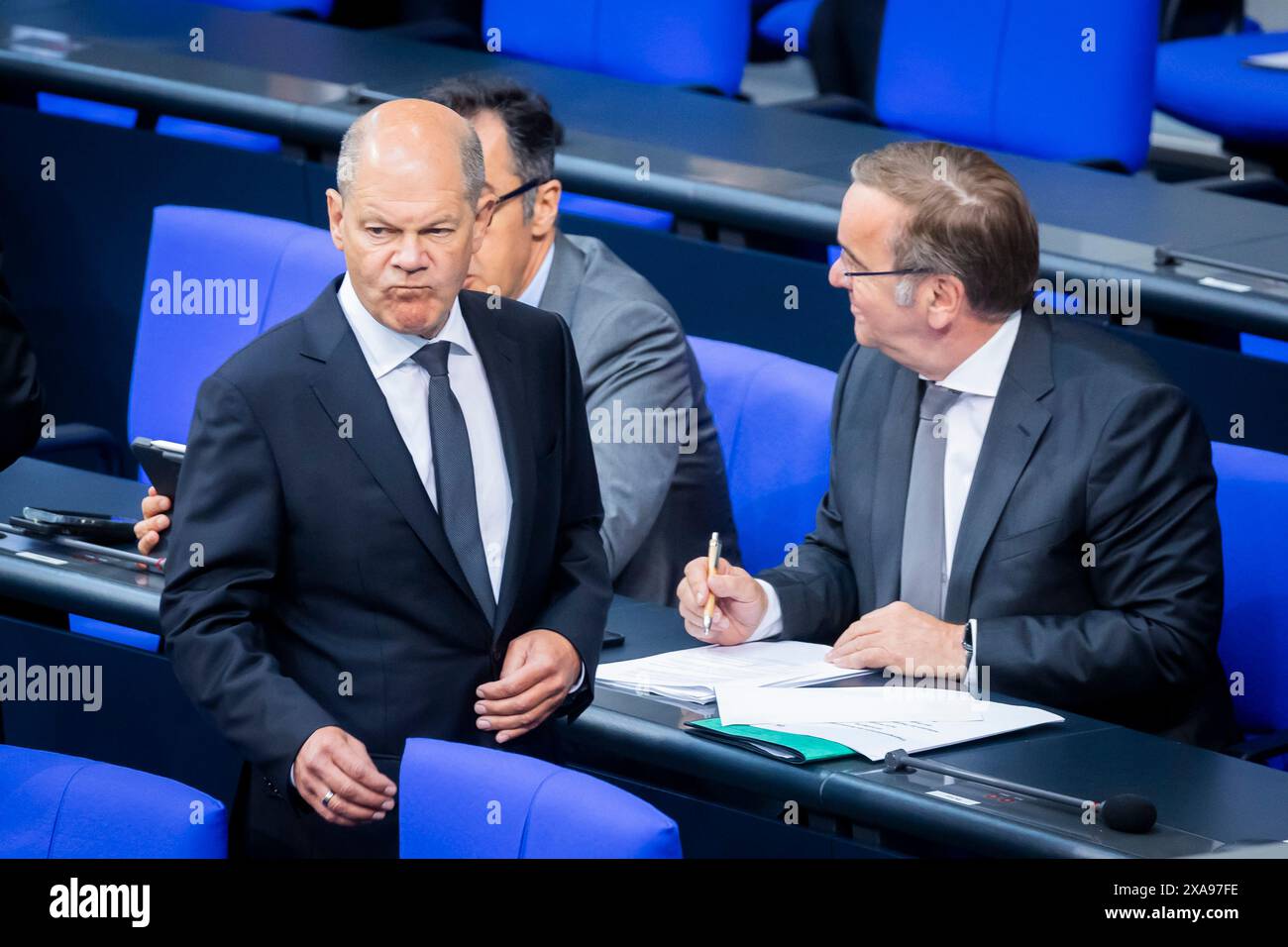 05. Juni 2024, Berlin: Bundeskanzler Olaf Scholz (SPD, l) steht vor dem Bundesverteidigungsminister Boris Pistorius (SPD, r) und dem Bundesminister für Ernährung und Landwirtschaft Cem zdemir (Allianz 90/die Grünen, Hidden) auf der Regierungsbank im Plenum des Deutschen Bundestages. Auf der Tagesordnung der 171. Tagung der 20. Legislaturperiode stehen eine Regierungsuntersuchung mit dem Verteidigungsminister und dem Leiter der Kanzlei sowie Debatten über die Bundeswehrmissionen in Bosnien-Herzegowina (EUFOR Althea) und im Kosovo (KFOR) und die Abschaffung des Solidaritätszuschlags. Stockfoto