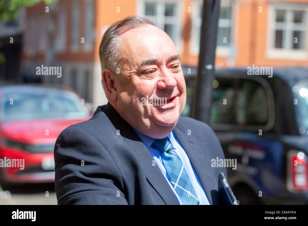 London, England, Großbritannien. Juni 2024. ALEX SALMOND, ehemaliger schottischer Premierminister und Parteivorsitzender der ALBA-Partei, trifft bei der Pressekonferenz zu den Parlamentswahlen in Westminster ein. (Kreditbild: © Tayfun Salci/ZUMA Press Wire) NUR REDAKTIONELLE VERWENDUNG! Nicht für kommerzielle ZWECKE! Quelle: ZUMA Press, Inc./Alamy Live News Stockfoto