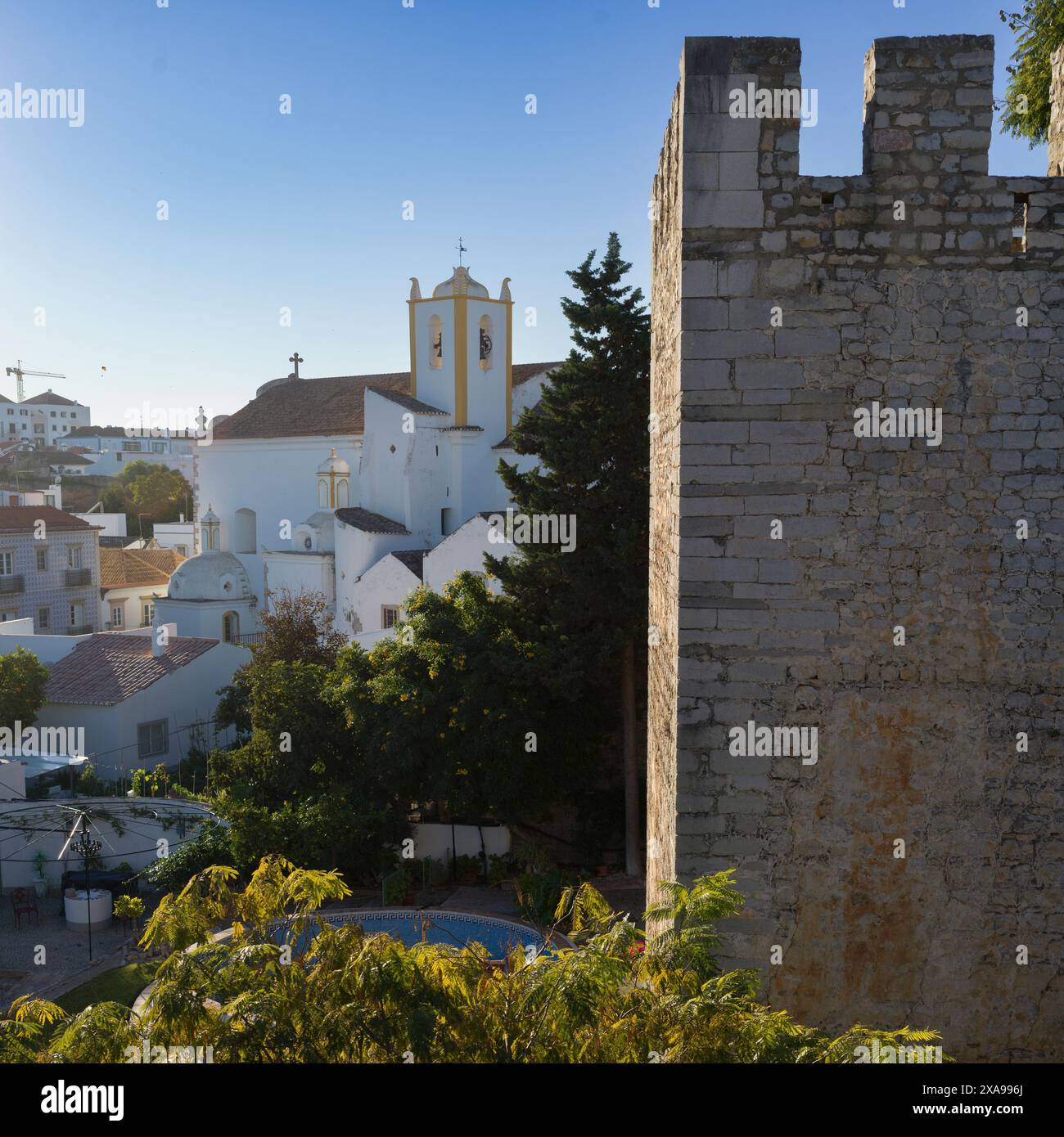 Gebäude in der Stadt Tavira, einer kleinen Stadt an der portugiesischen Algarve, die den Fluss Gilão überspannt Stockfoto