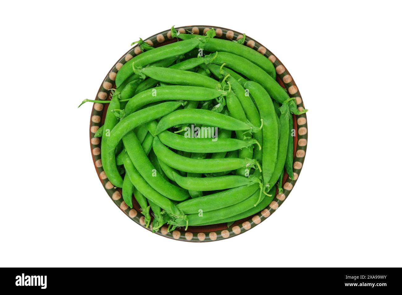 Grüne Erbsen in einer ländlichen Schüssel isoliert auf weißem Hintergrund. Frische Erbsen in einer Schüssel. Schüsseln mit Gemüse. Draufsicht. Stockfoto
