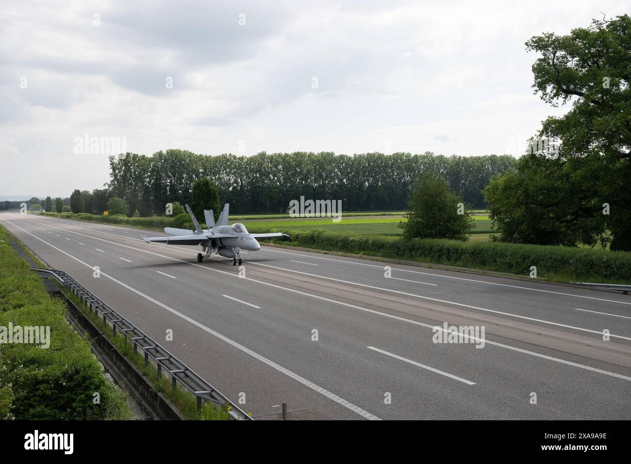 Schweiz: Am 5. Juni 2024 startete und landete die Schweizer Luftwaffe mit ihren F/A-18-Kampfflugzeugen auf der gesperrten Bundesstraße A1 Stockfoto