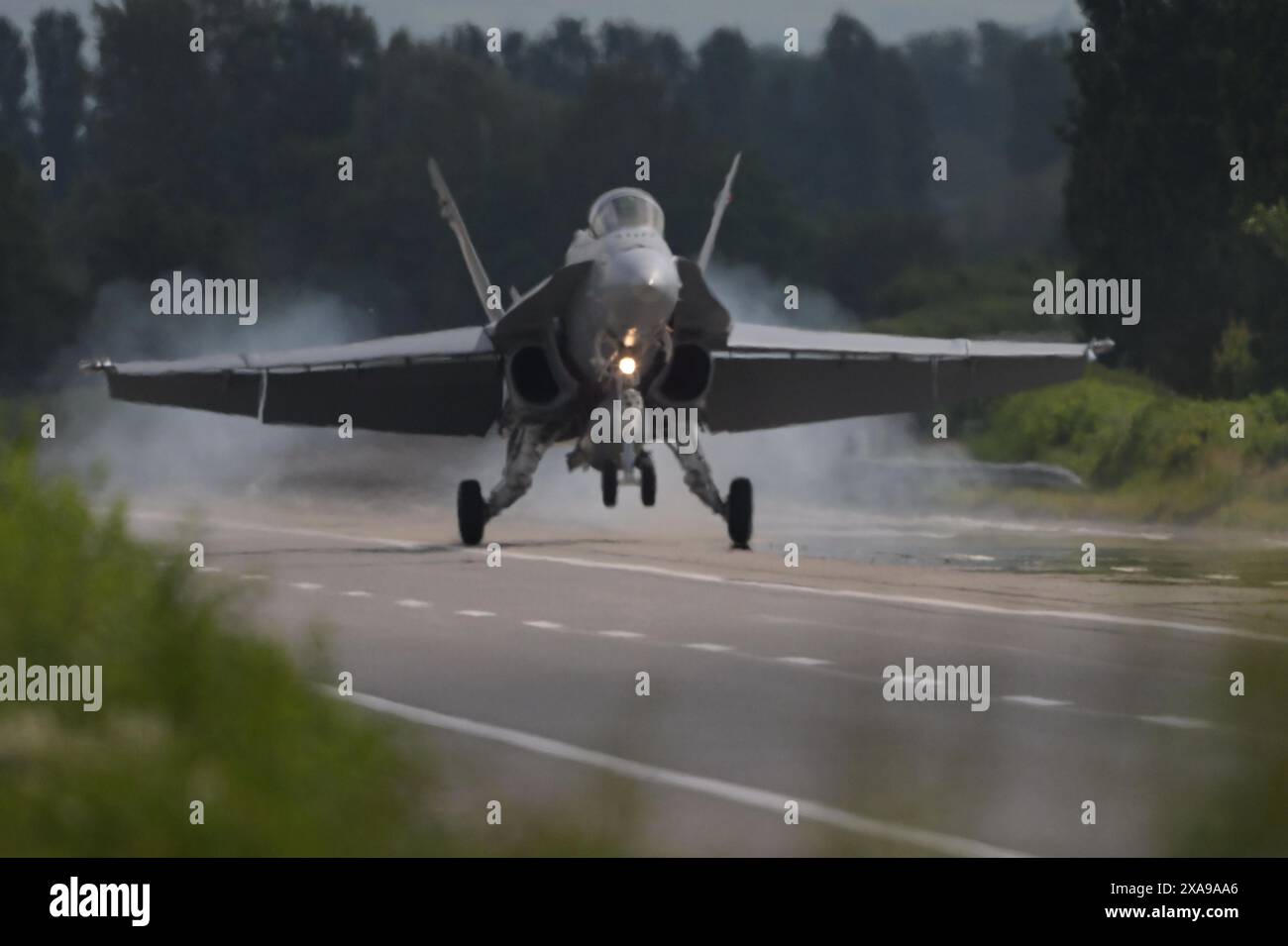 Schweiz: Am 5. Juni 2024 startete und landete die Schweizer Luftwaffe mit ihren F/A-18-Kampfflugzeugen auf der gesperrten Bundesstraße A1 Stockfoto