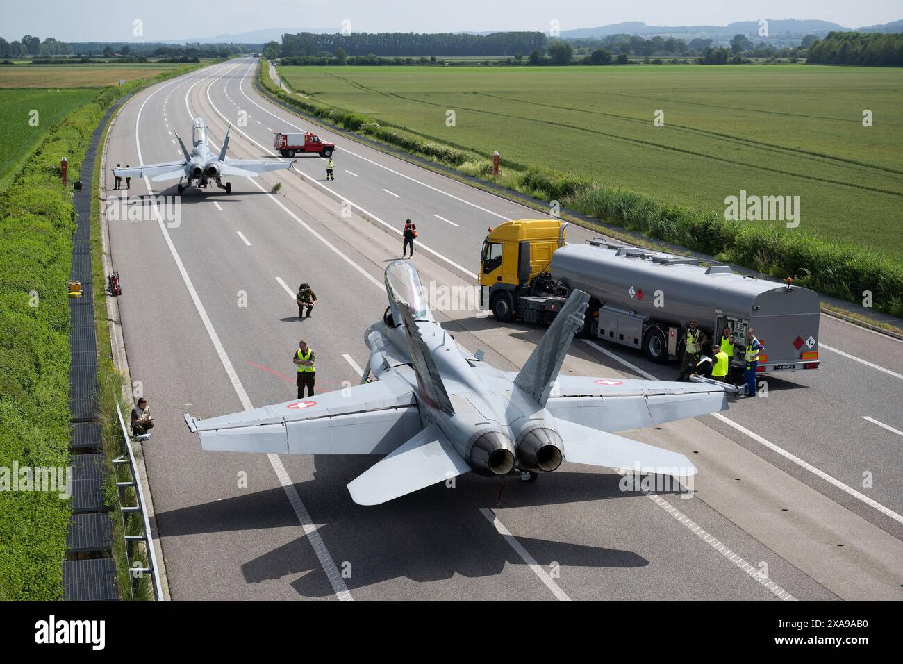 Schweiz: Am 5. Juni 2024 startete und landete die Schweizer Luftwaffe mit ihren F/A-18-Kampfflugzeugen auf der gesperrten Bundesstraße A1 Stockfoto