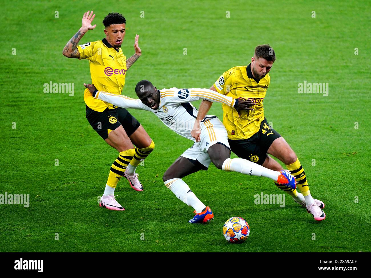 Real Madrids Ferland Mendy (Mitte) kämpft um den Ball mit Jadon Sancho (links) von Borussia Dortmund und Niclas Fullkrug im UEFA Champions League-Finale im Wembley Stadium in London. Bilddatum: Samstag, 1. Juni 2024. Stockfoto