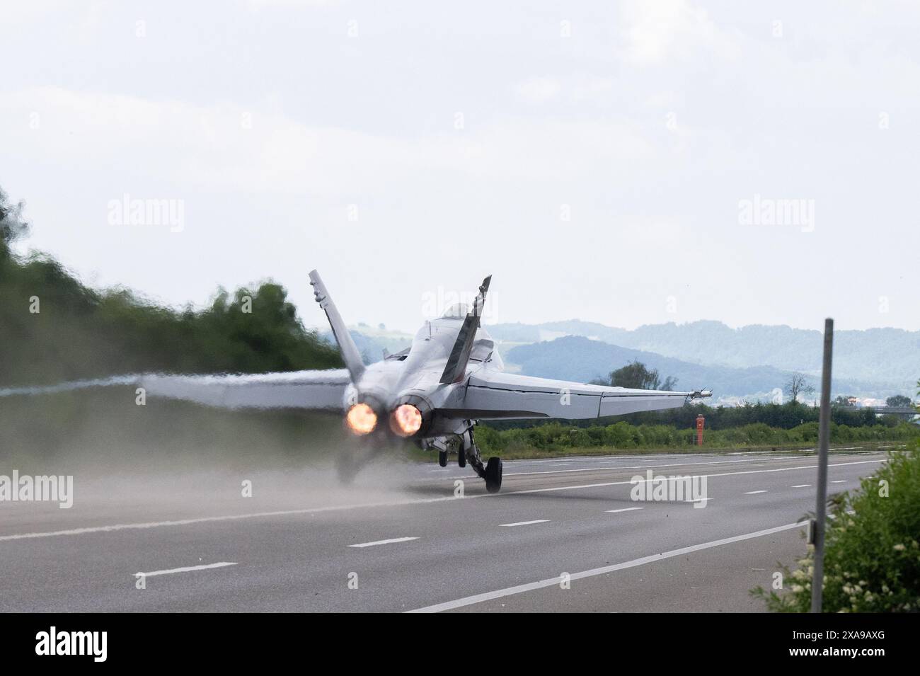 Schweiz: Am 5. Juni 2024 startete und landete die Schweizer Luftwaffe mit ihren F/A-18-Kampfflugzeugen auf der gesperrten Bundesstraße A1 Stockfoto