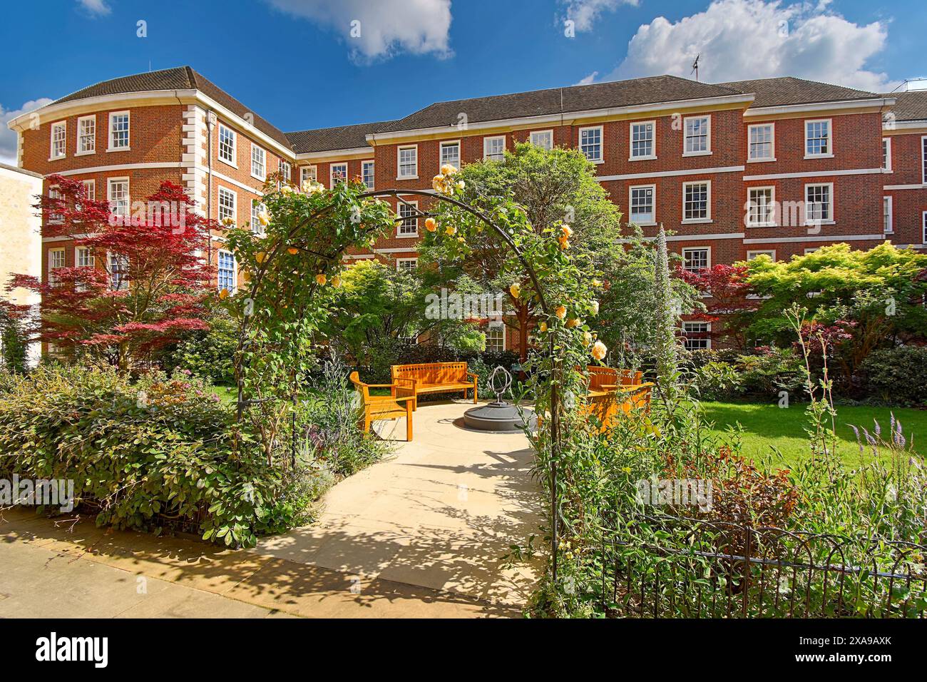 Middle Temple Inns of Court London ein kleiner Garten mit Bäumen und Rosenbogen Stockfoto