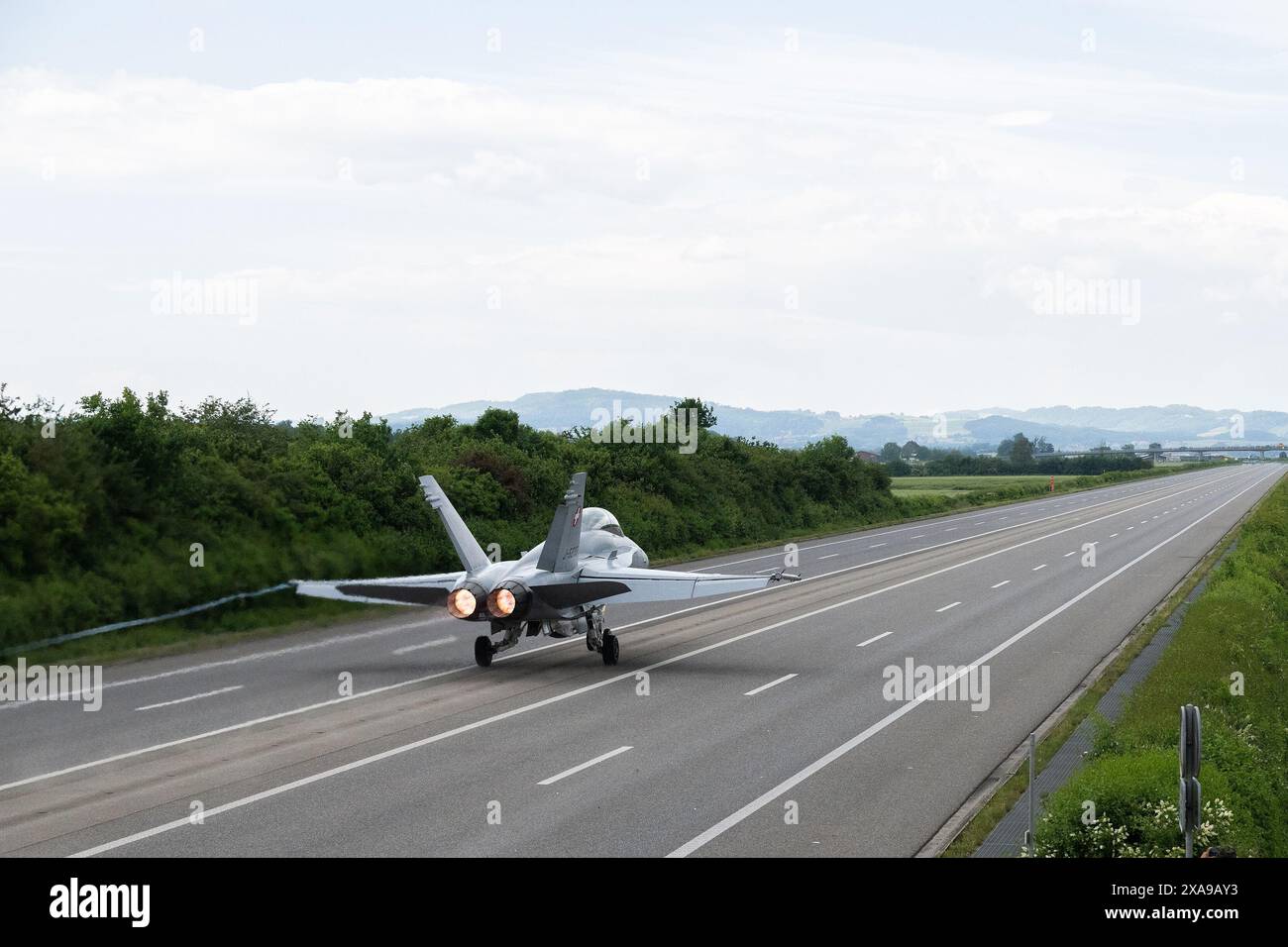 Schweiz: Am 5. Juni 2024 startete und landete die Schweizer Luftwaffe mit ihren F/A-18-Kampfflugzeugen auf der gesperrten Bundesstraße A1 Stockfoto