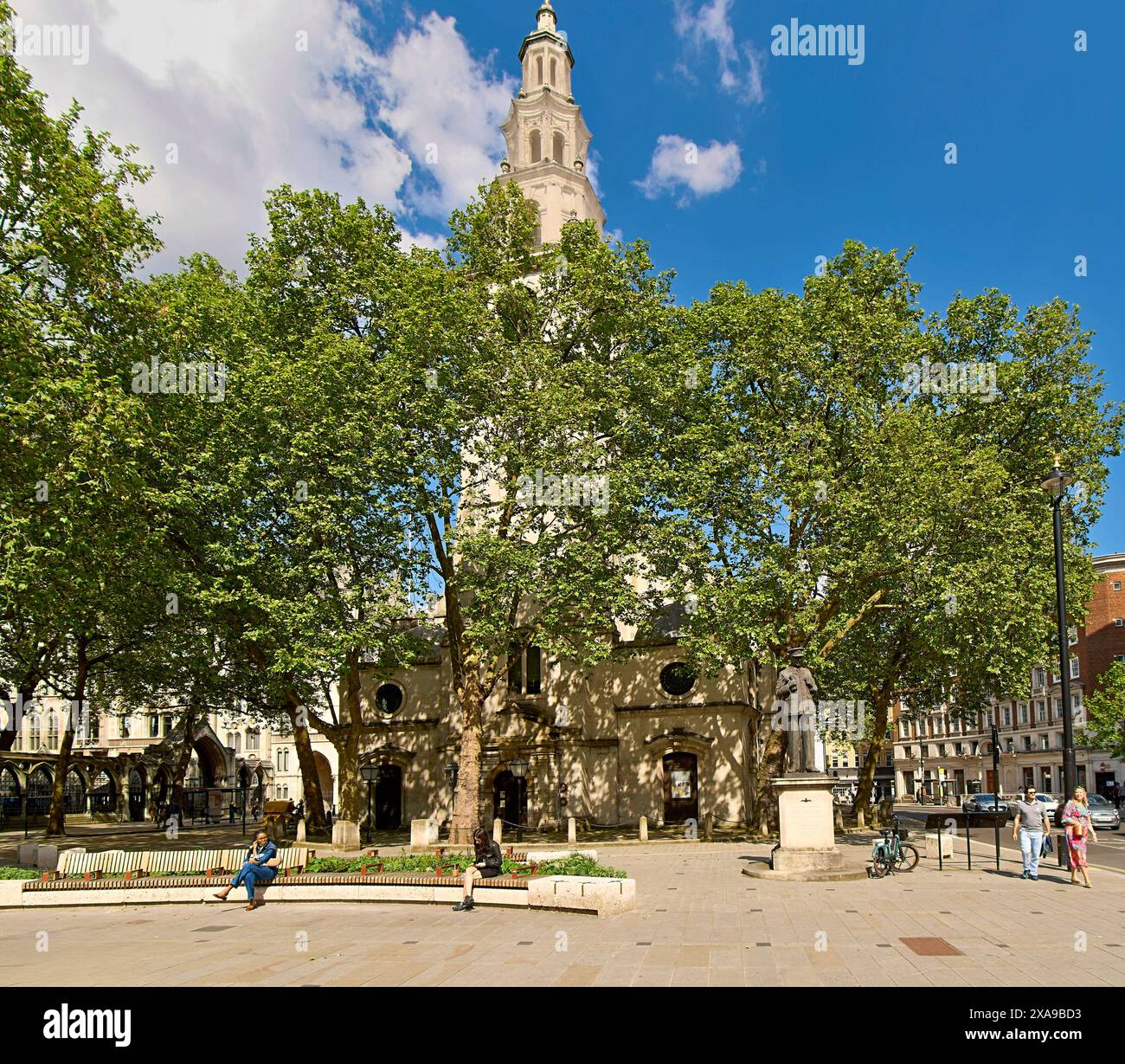 St Clement Danes eine anglikanische Kirche in der City of Westminster London und die Lord Dowding Statue im Frühling Stockfoto