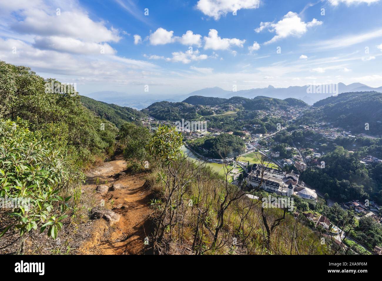 Blick von Petropolis mit dem von oben, mit dem Quitandinha Palace. Petropolis, Rio de Janeiro, Brasilien. Stockfoto